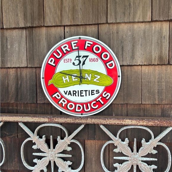Vintage 1983 Heinz 57 Advertising Metal 11 inch Clock with Pickle Detail. - Picture 2 of 11
